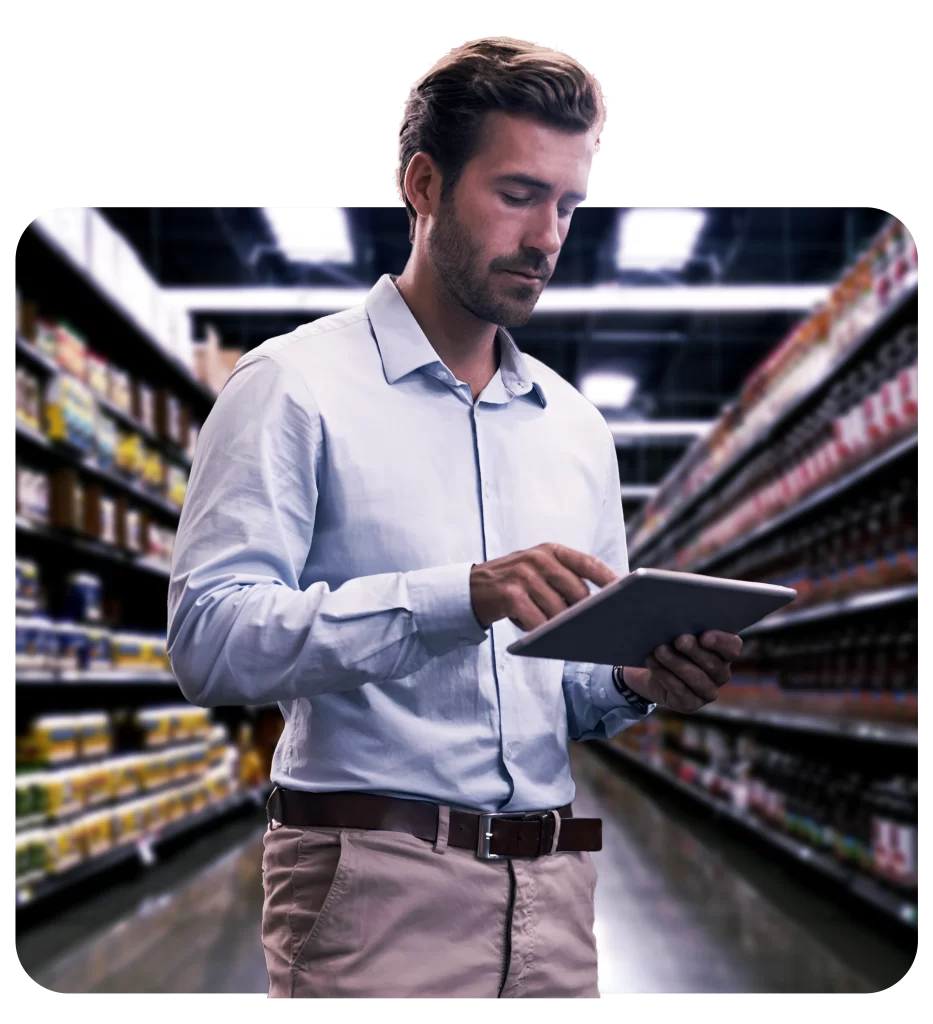 homem-conferindo-varios-objetos-nas-prateleiras-supermercado-a-venda